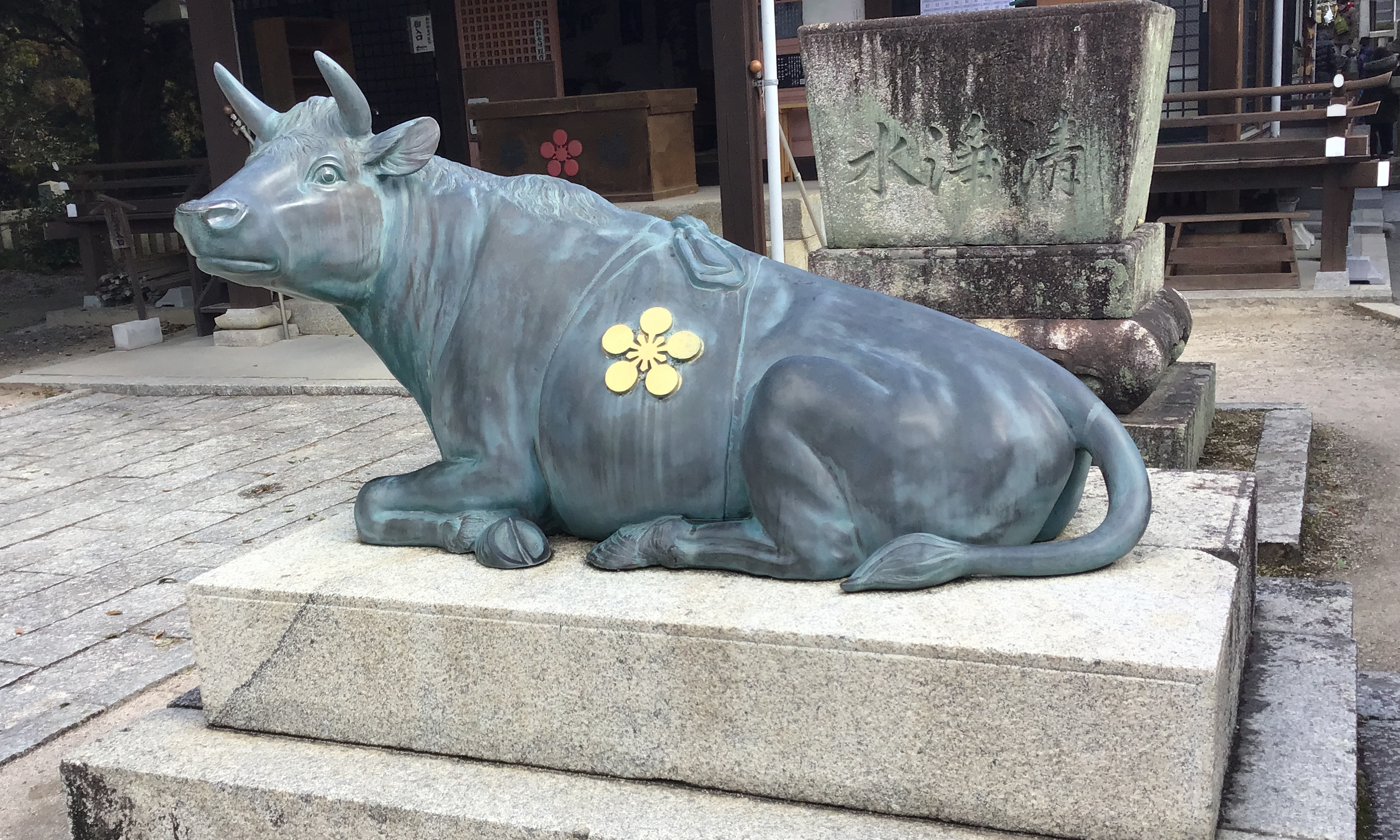 A statue of a cow